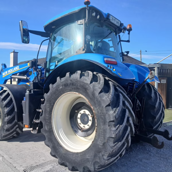 New Holland T7210 complete with loader